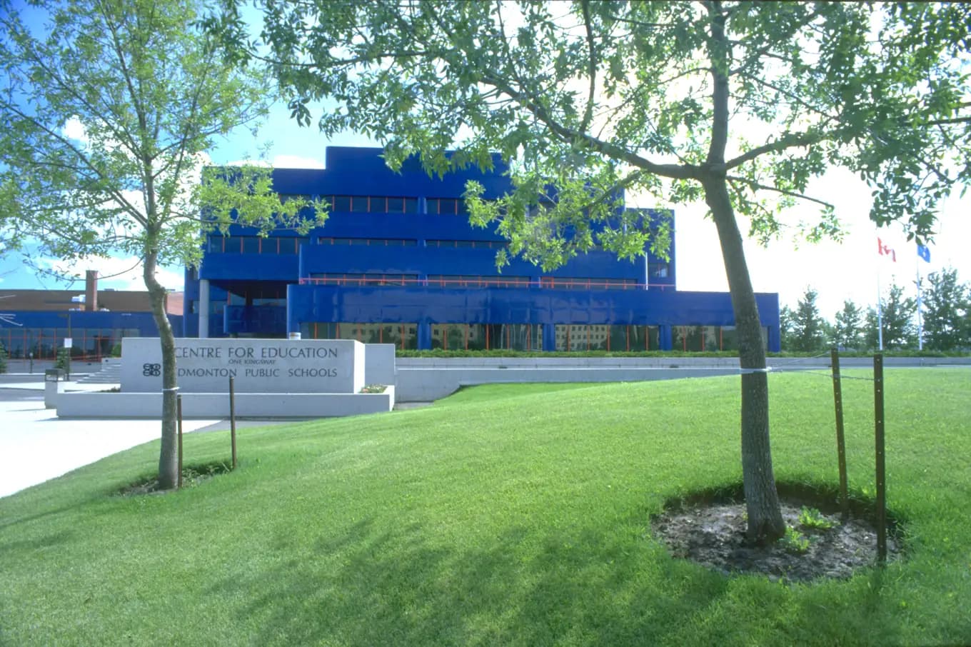 Khuôn viên một trường thuộc Edmonton Public Schools, Alberta