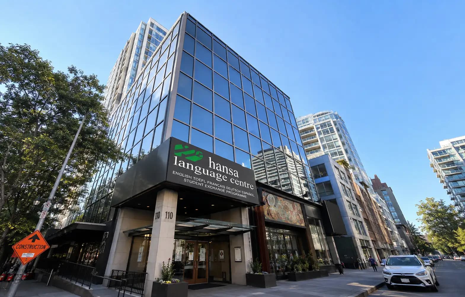 Toà nhà Hansa Language Centre tại 110 Eglinton Ave, Toronto, Canada