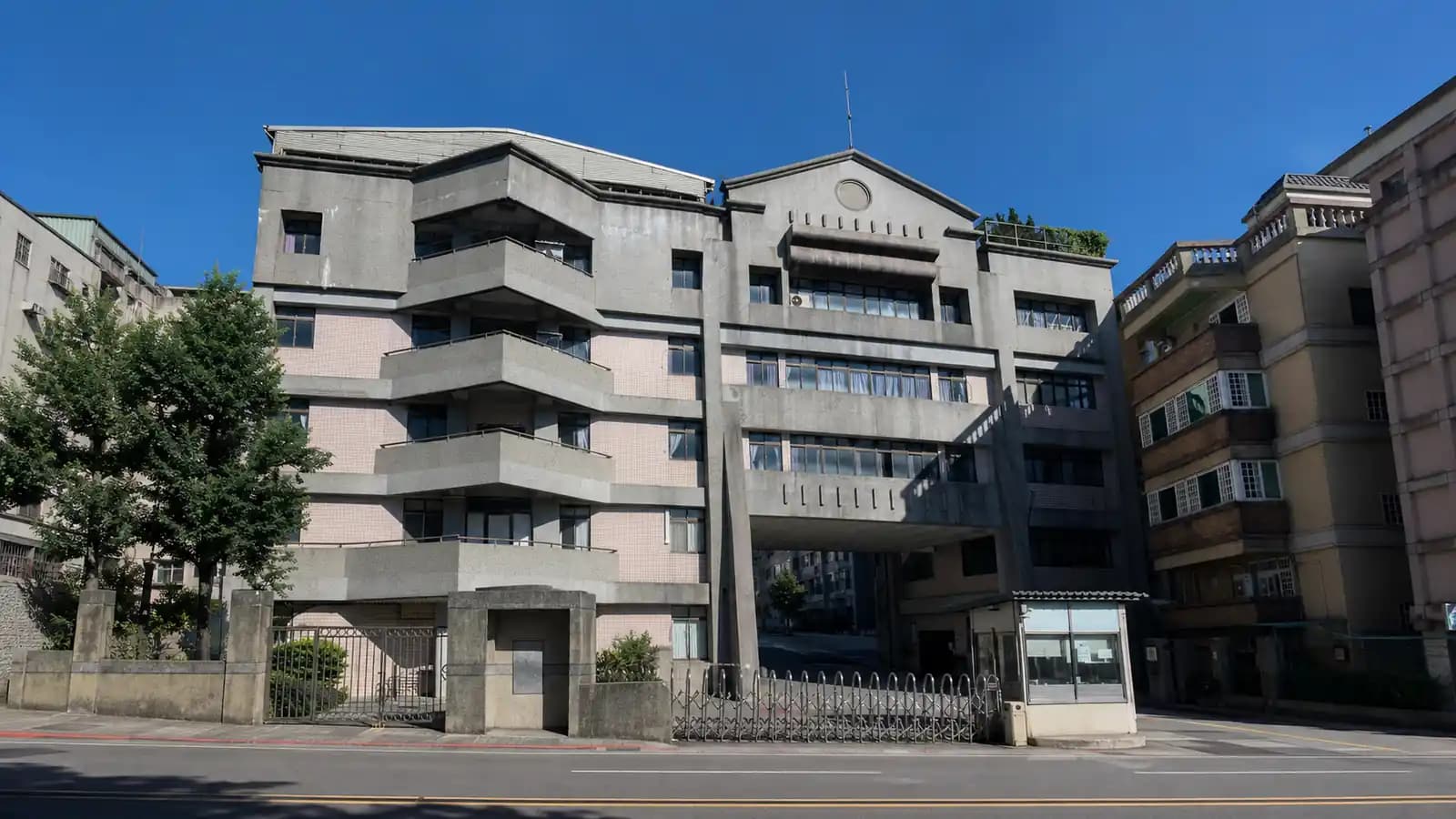 Minh họa biên tập về một khuôn viên học thuật dành cho Deh Yu College of Nursing and Health