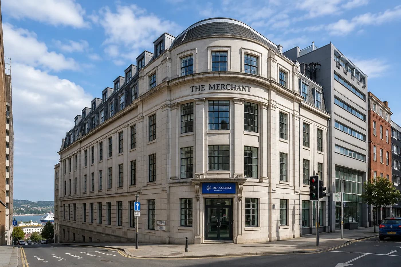 Ảnh dựng toà The Merchant trên phố St Andrew, thành phố Plymouth
