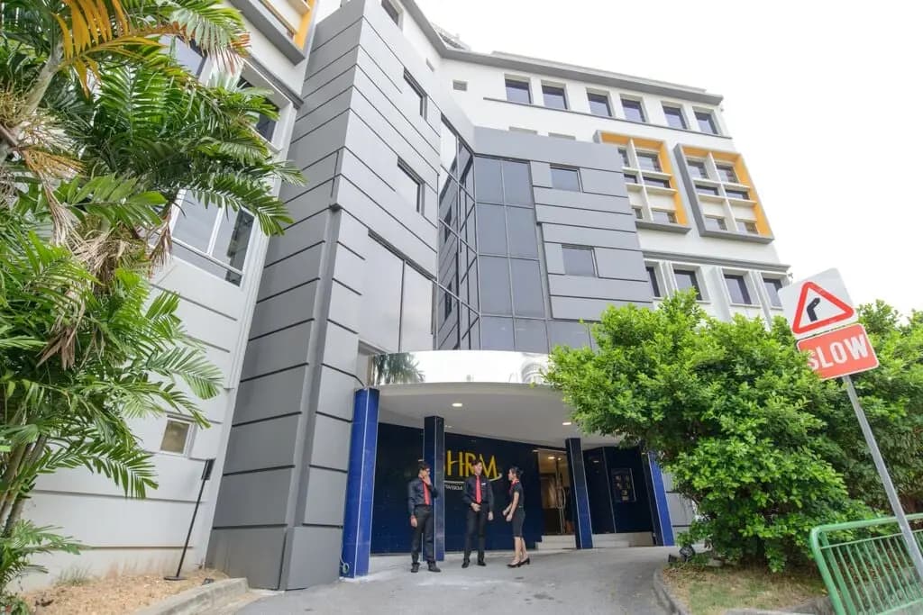 Toà nhà SHRM College tại Singapore, lối vào chính có biển hiệu trường