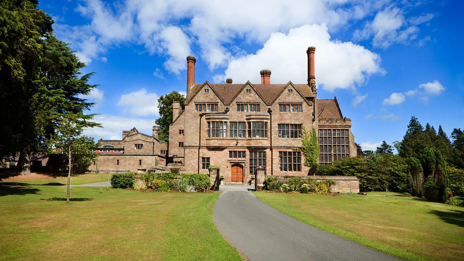 Toà biệt thự cổ của Adcote School nhìn qua bãi cỏ trước, Shrewsbury, Anh