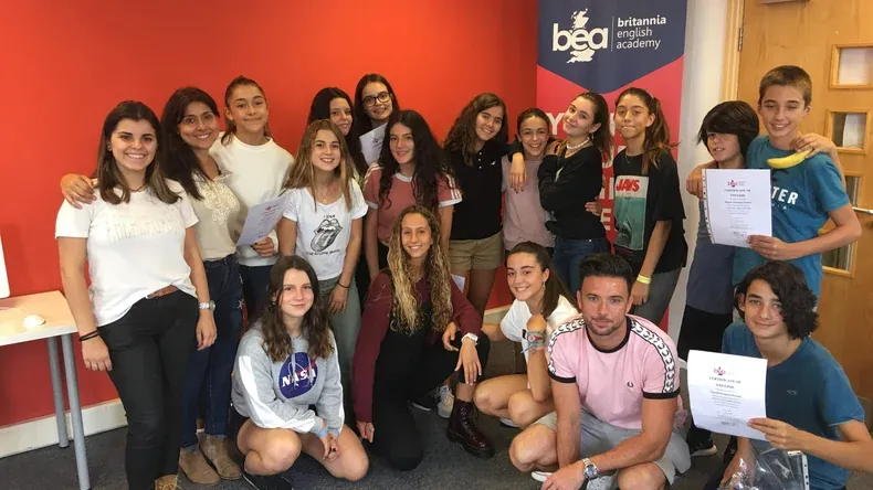 Học viên Britannia English Academy chụp chung cùng chứng chỉ tại lớp ở Manchester