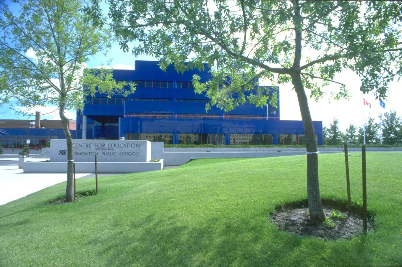 Khuôn viên một trường thuộc Edmonton Public Schools, Alberta