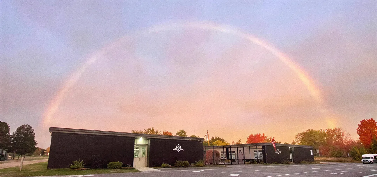 Toà nhà chính Fredericton Christian Academy dưới cầu vồng lúc hoàng hôn