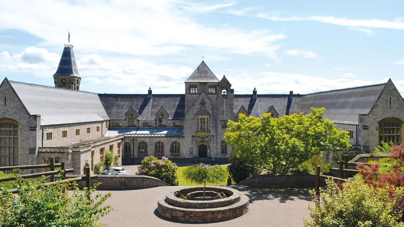Toà nhà chính Myddelton College nhìn qua sân trước, Denbigh, Bắc Wales