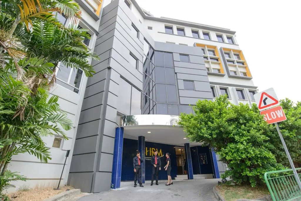 Toà nhà SHRM College tại Singapore, lối vào chính có biển hiệu trường